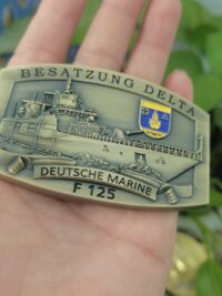 F125 Besatzung DELTA - Gürtelschnalle massiv messingfarben m. Wappen