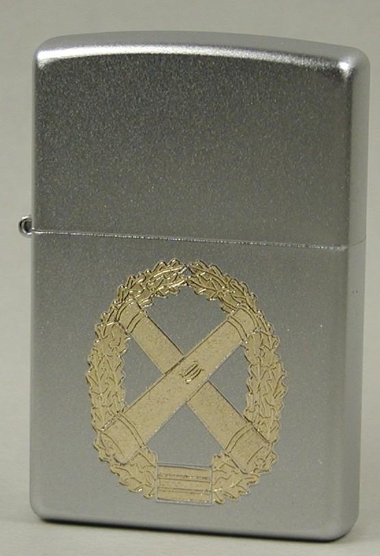 Barettabzeichen der Artillerietruppe – ZIPPO Sturmfeuerzeug m. Diamantgravur – German Army