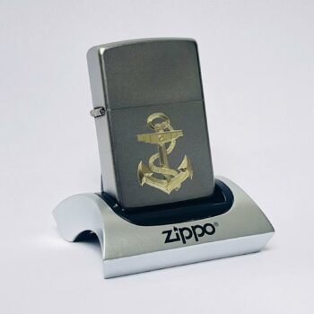 MarineAnker – ZIPPO Sturmfeuerzeug m. Diamantgravur – Navy – Bild 2