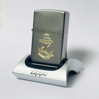 MarineAnker – ZIPPO Sturmfeuerzeug m. Diamantgravur – Navy – Bild 3