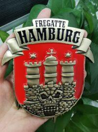 F220 Fregatte HAMBURG UffzMesse – Massives Wappen messingf./farbig – German Navy